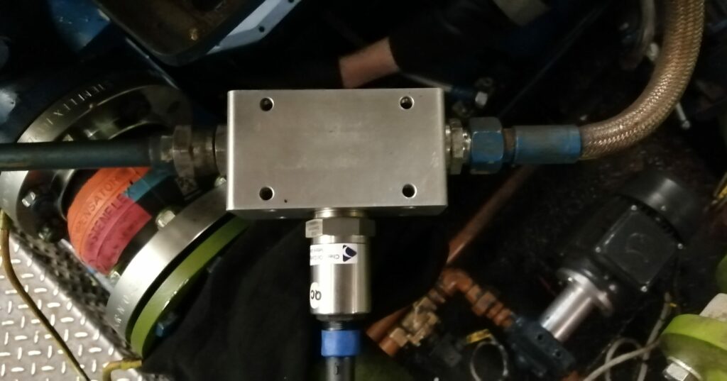 Représentation réelle d'une installation d'un capteur IOT d'analyse de fluide sur une machine industrielle.